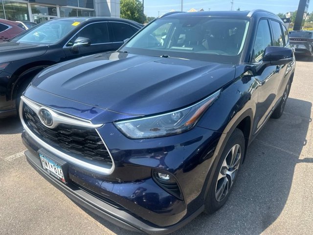 Used 2022 Toyota Highlander XLE with VIN 5TDGZRBH4NS180048 for sale in Maplewood, Minnesota