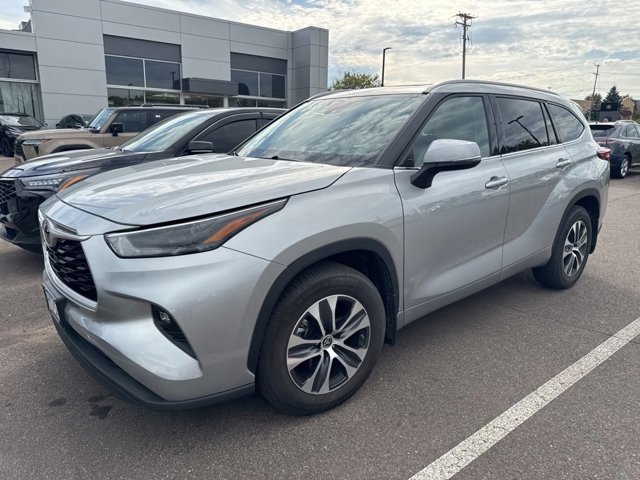 2022 Toyota Highlander XLE photo 2