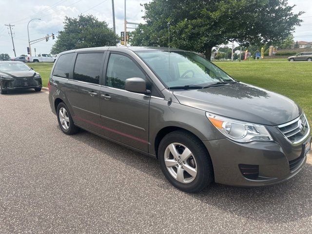 Used 2010 Volkswagen Routan SE with VIN 2V4RW3D10AR323228 for sale in Maplewood, Minnesota