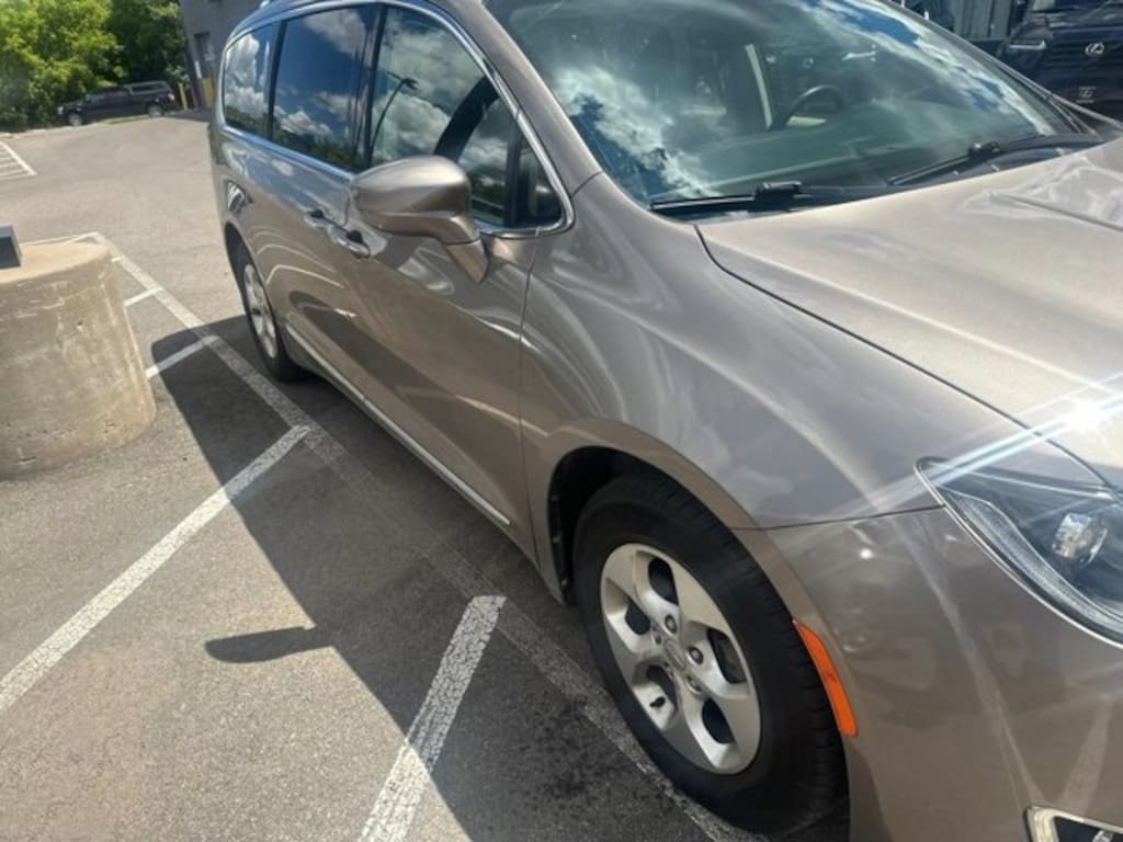 New 2017 Chrysler Pacifica Touring-L Plus Van