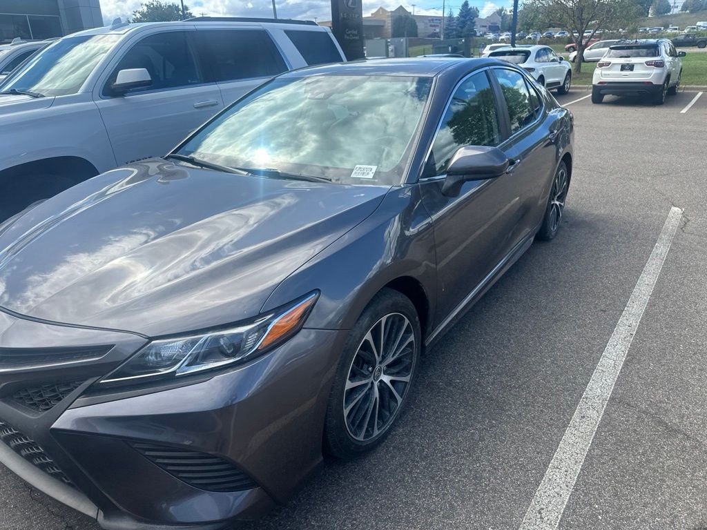 Used 2020 Toyota Camry SE with VIN 4T1G11AK2LU368335 for sale in Maplewood, Minnesota