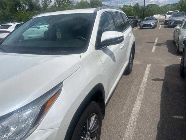 Used 2019 Toyota Highlander XLE with VIN 5TDJZRFHXKS938308 for sale in Maplewood, Minnesota