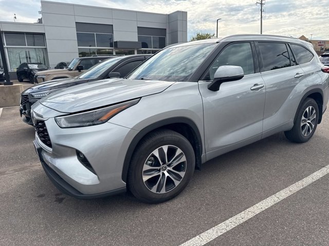 2022 Toyota Highlander XLE photo 3