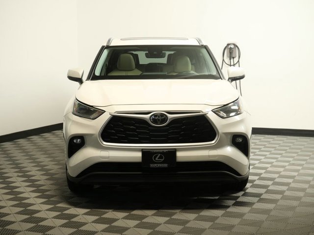 Used 2021 Toyota Highlander XLE with VIN 5TDGZRBH5MS092527 for sale in Maplewood, Minnesota