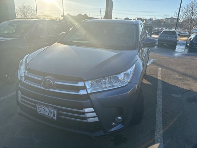Used 2019 Toyota Highlander XLE with VIN 5TDJZRFHXKS708977 for sale in Maplewood, Minnesota