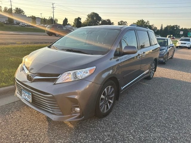 Used 2018 Toyota Sienna XLE Premium with VIN 5TDDZ3DC9JS190084 for sale in Maplewood, Minnesota
