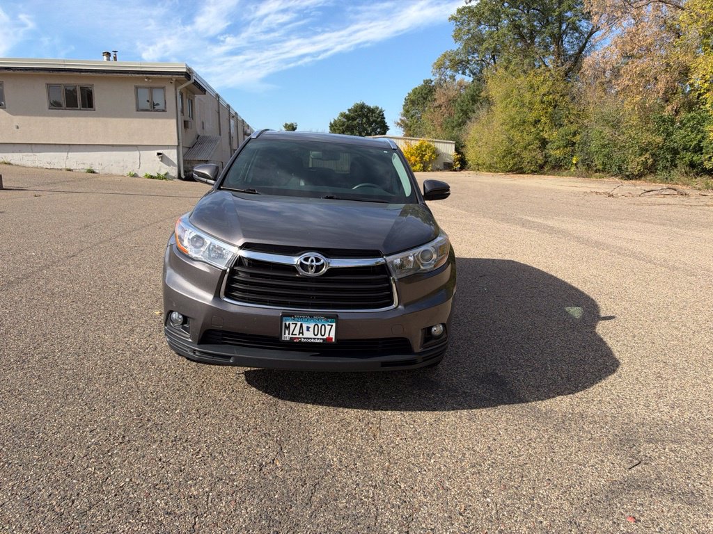 Used 2016 Toyota Highlander XLE with VIN 5TDJKRFH3GS242966 for sale in Maplewood, Minnesota