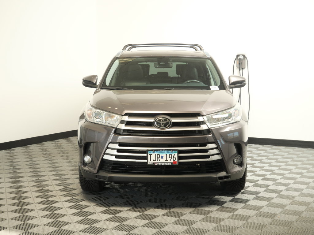 Used 2019 Toyota Highlander XLE with VIN 5TDJZRFHXKS575167 for sale in Maplewood, Minnesota