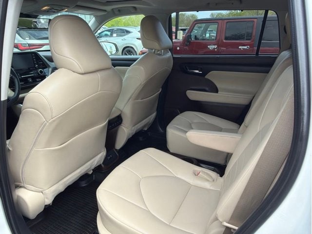 Used 2021 Toyota Highlander XLE with VIN 5TDGZRBH5MS092527 for sale in Maplewood, Minnesota
