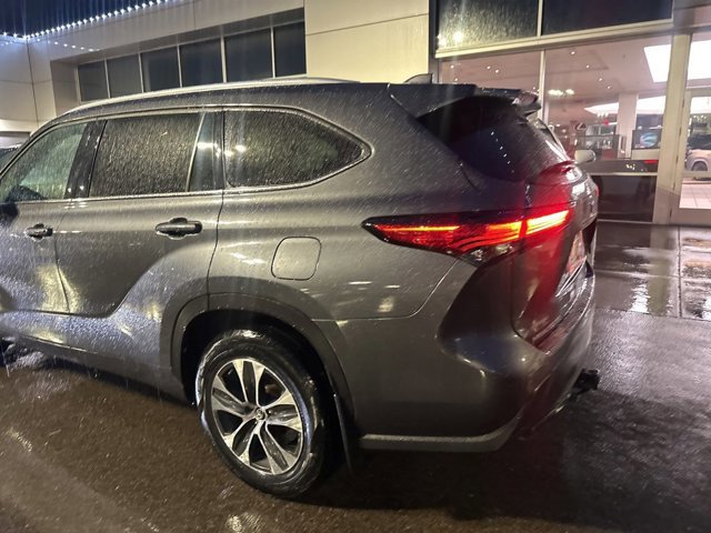 2020 Toyota Highlander XLE photo 2