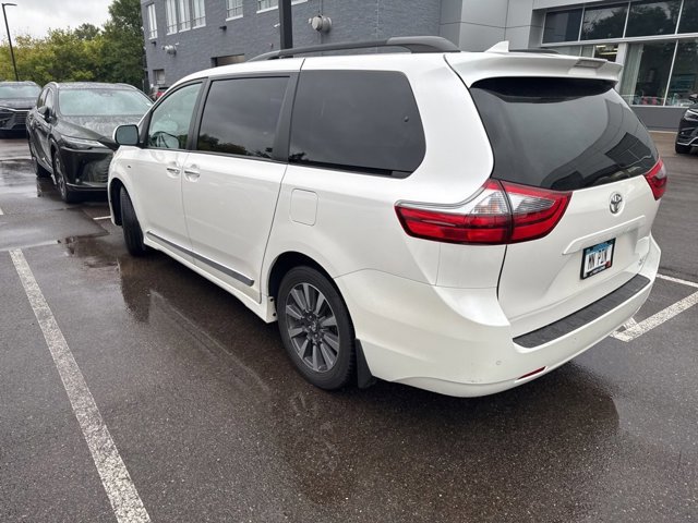 2020 Toyota Sienna XLE photo 3