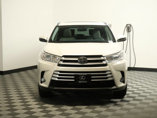 Used 2019 Toyota Highlander XLE with VIN 5TDJZRFHXKS938308 for sale in Maplewood, Minnesota