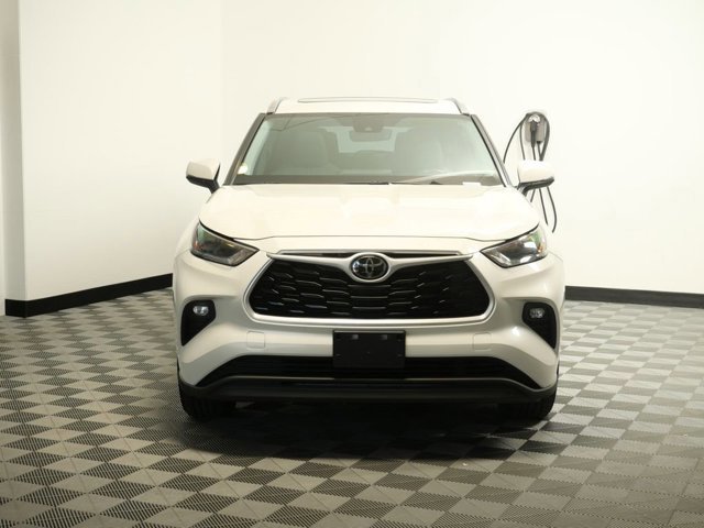 Used 2021 Toyota Highlander XLE with VIN 5TDGZRBH2MS096146 for sale in Maplewood, Minnesota