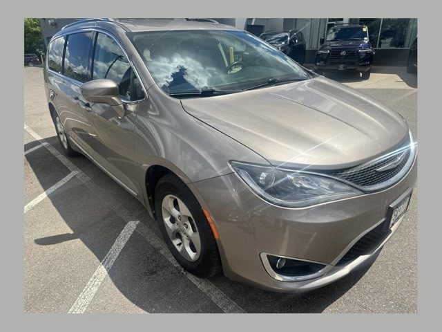 2017 Chrysler Pacifica Touring-L Plus's photo