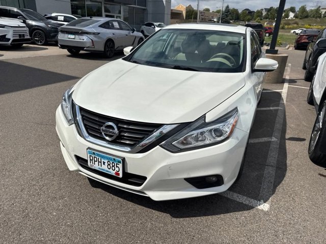 Used 2017 Nissan Altima SL with VIN 1N4AL3AP1HC227609 for sale in Maplewood, Minnesota