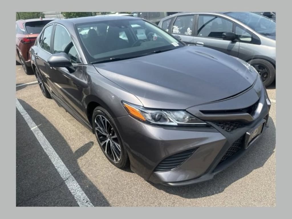 Used 2020 Toyota Camry SE Sedan