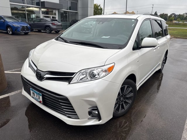 2020 Toyota Sienna XLE photo 2