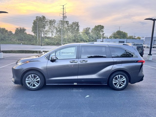 2024 Toyota Sienna Limited photo 4