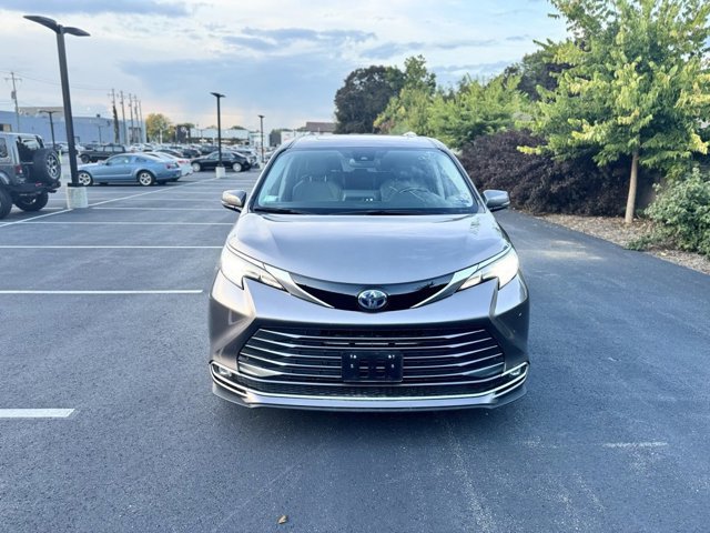2024 Toyota Sienna Limited photo 2