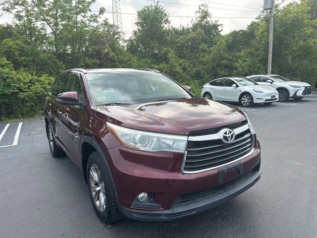 Used 2015 Toyota Highlander XLE with VIN 5TDJKRFH8FS141548 for sale in Milwaukee, WI
