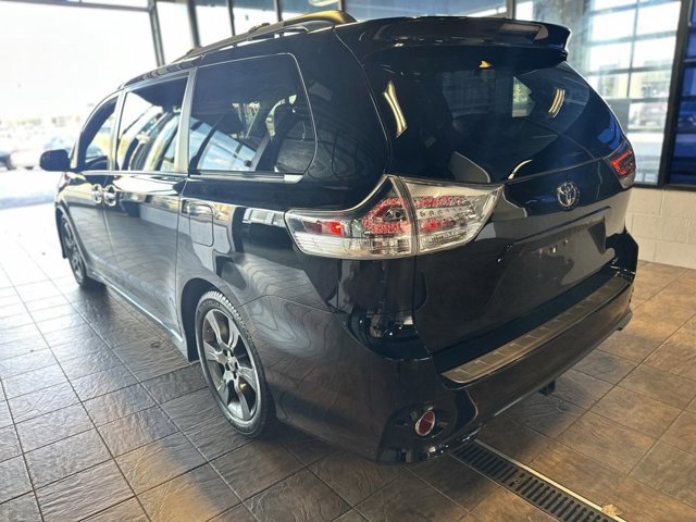 2016 Toyota Sienna SE Premium photo 2
