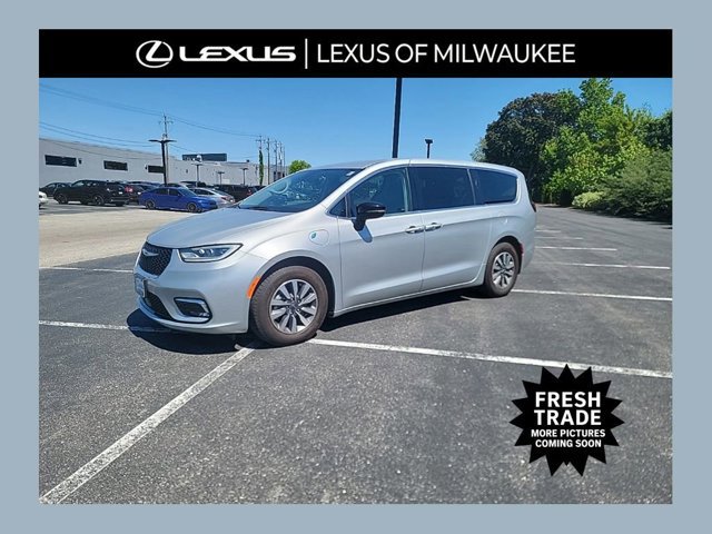 2024 Chrysler Pacifica Hybrid Select PHEV's photo