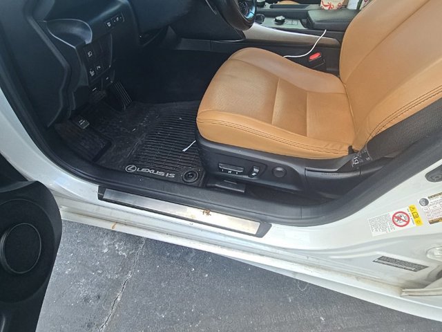 2017 Lexus IS 200t photo 2