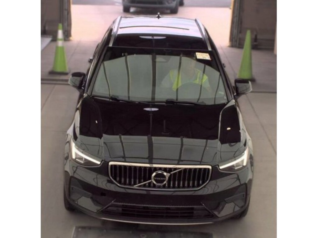 Used 2024 Volvo XC40 B5 Core SUV