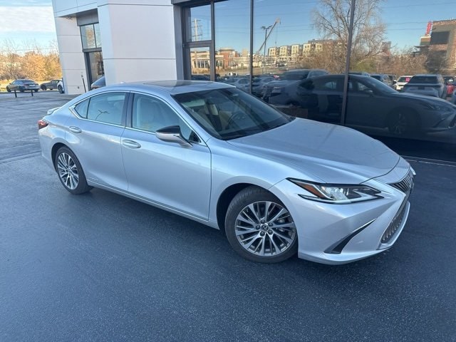 2020 Lexus ES Hybrid 300h's photo