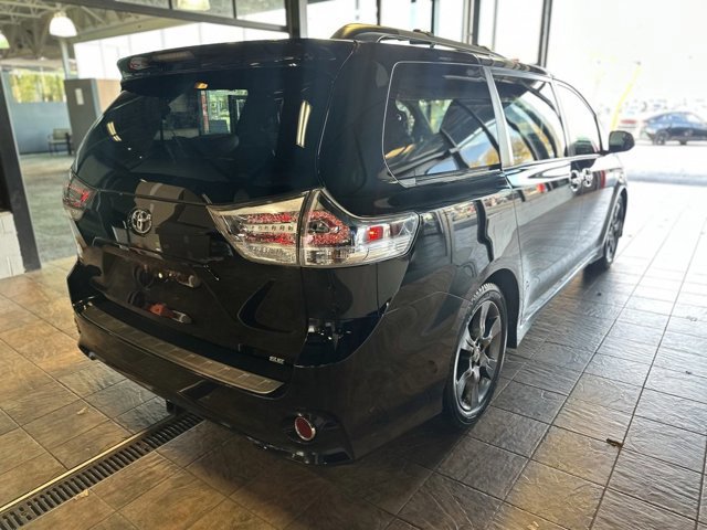 2016 Toyota Sienna SE Premium photo 3