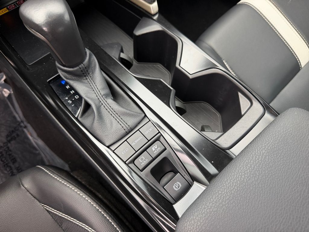 2025 Toyota Camry SE - Photo 14