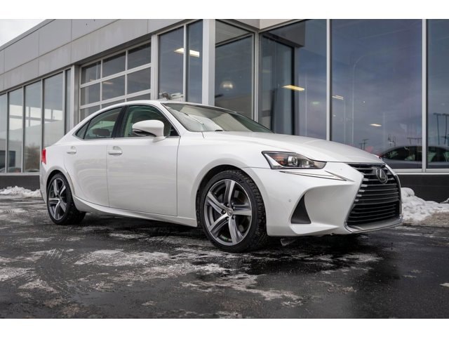 2017 Lexus IS 200t's photo