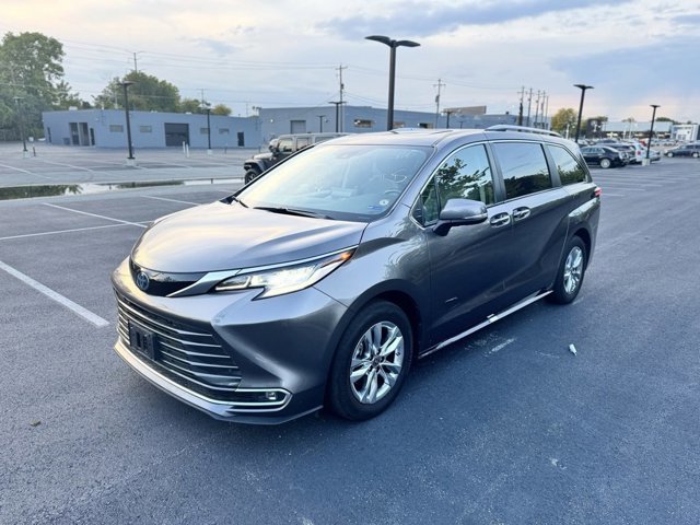 2024 Toyota Sienna Limited photo 3