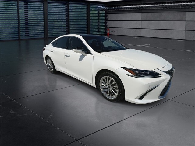 2022 Lexus ES 350 Ultra Luxury photo 2