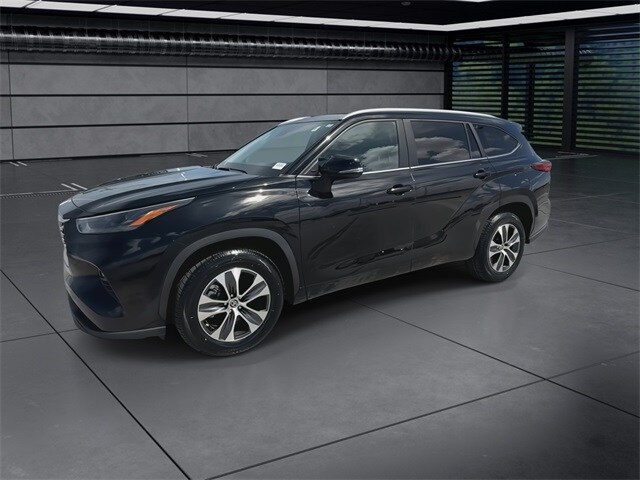 2023 Toyota Highlander L photo 4
