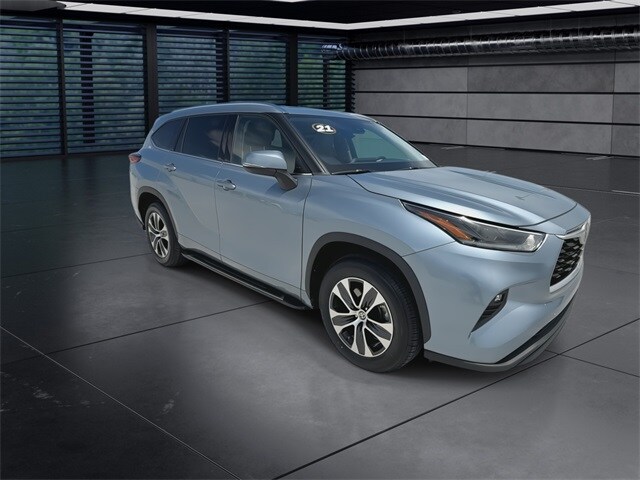 2021 Toyota Highlander XLE photo 2