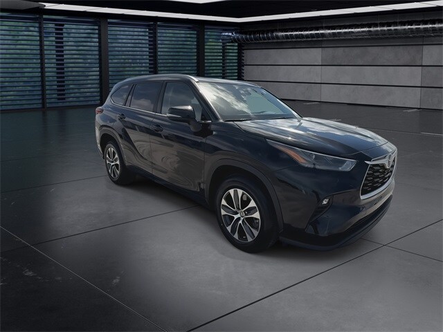 2023 Toyota Highlander L photo 2