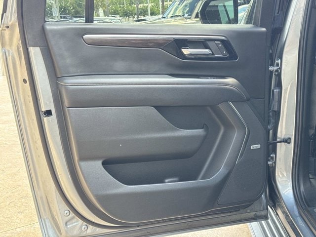 2025 Chevrolet Suburban Premier - Photo 16