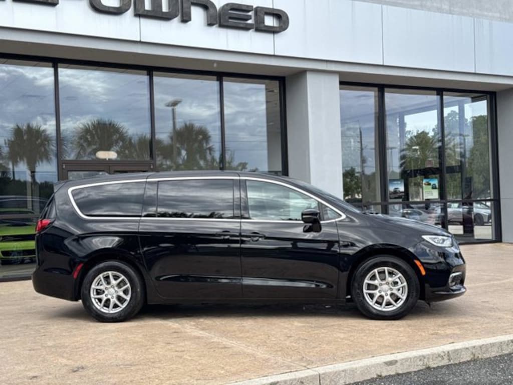 Used 2026 Chrysler Pacifica Select