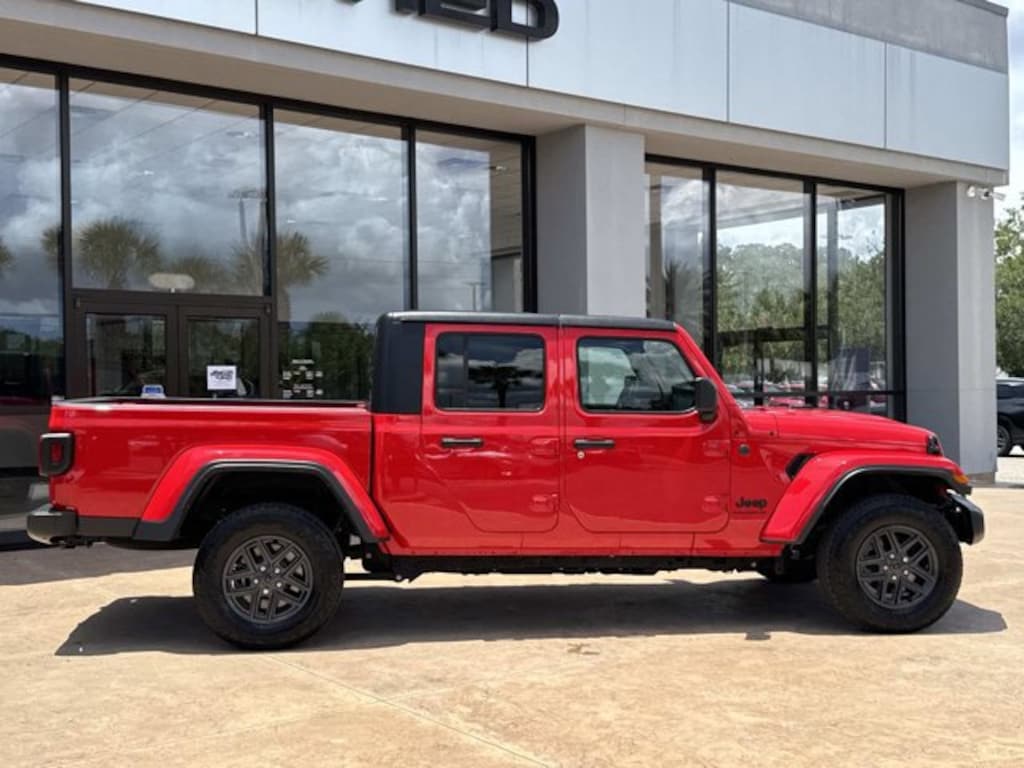 Used 2024 Jeep Gladiator Sport