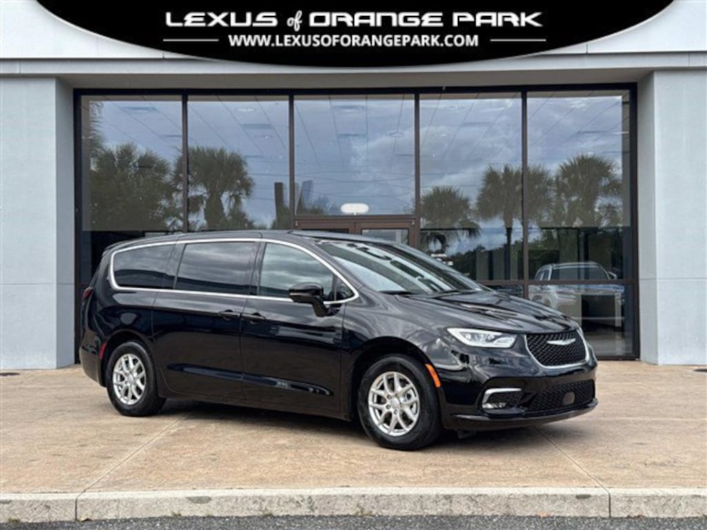 Used 2026 Chrysler Pacifica Select