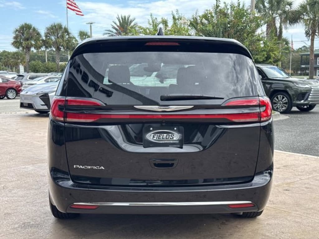 Used 2026 Chrysler Pacifica Select