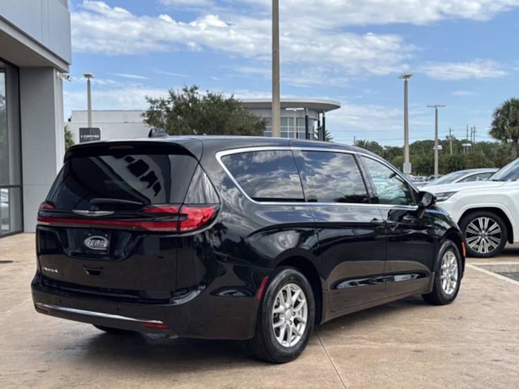 Used 2026 Chrysler Pacifica Select