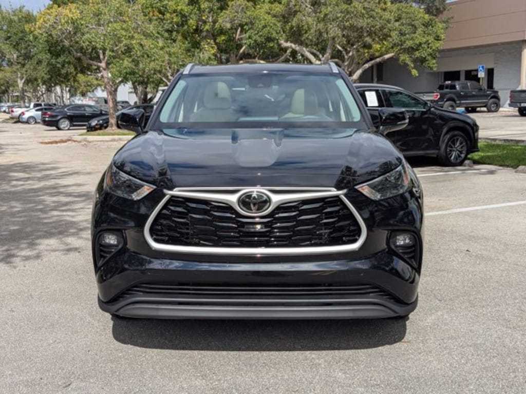 Used 2025 Toyota Highlander XLE SUV