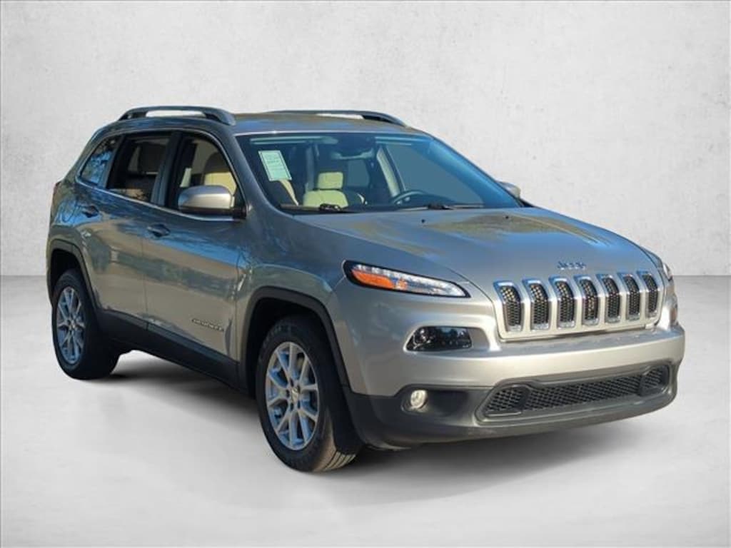 Used 2017 Jeep Cherokee Latitude FWD SUV