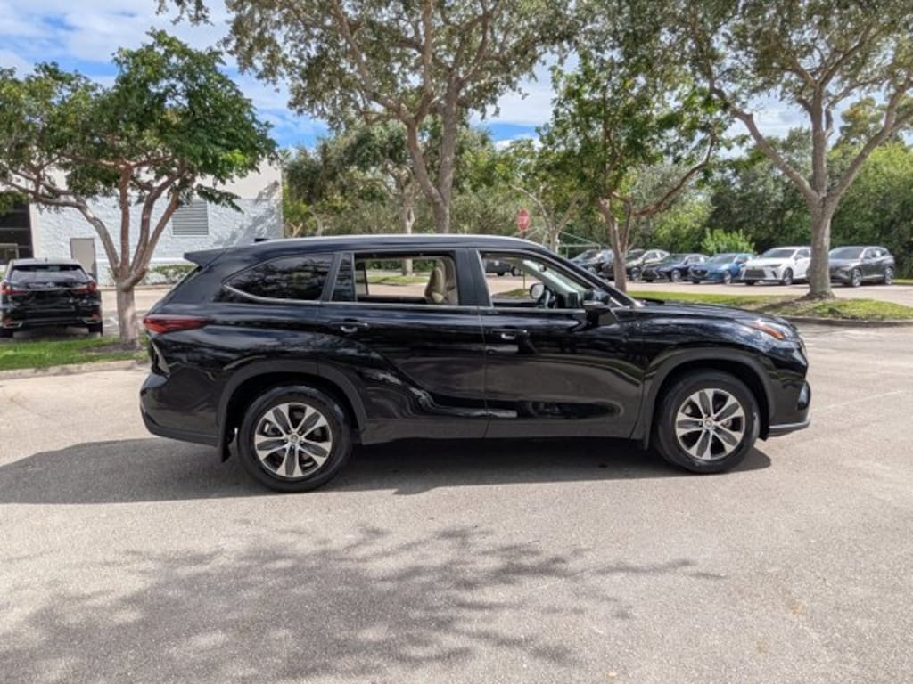 Used 2025 Toyota Highlander XLE SUV