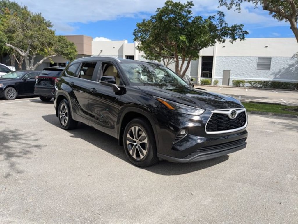 Used 2025 Toyota Highlander XLE SUV