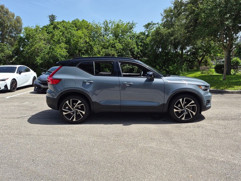 Used 2022 Volvo XC40 T5 AWD R-Design SUV