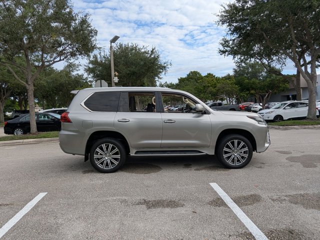 2017 Lexus LX 570 photo 3