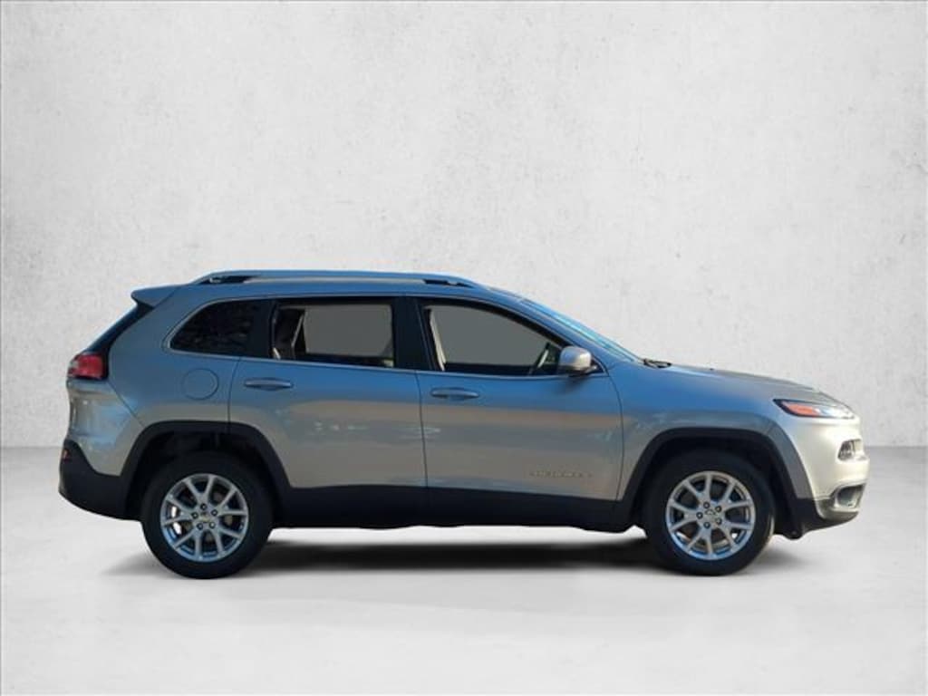Used 2017 Jeep Cherokee Latitude FWD SUV